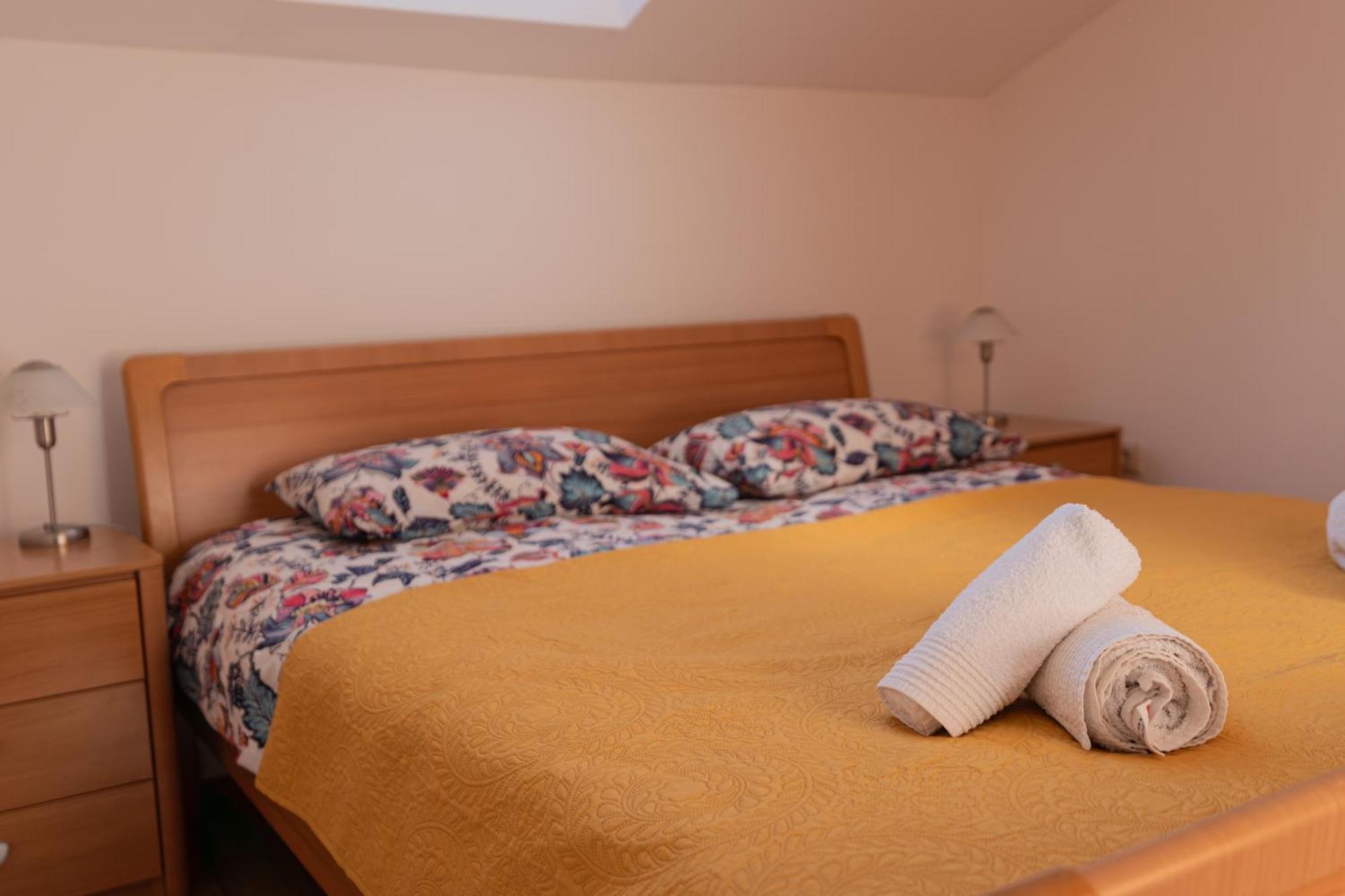 Two-Bedroom Apartment Niki Near ロヴィニ エクステリア 写真